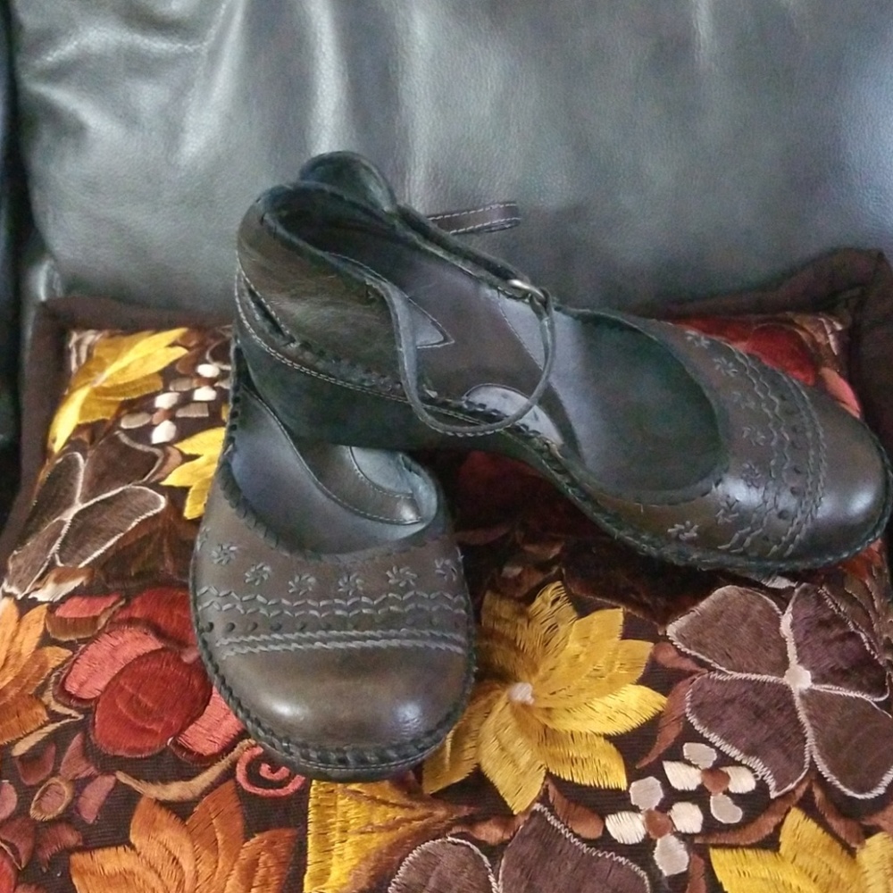 Grey leather comfy wedge heels
